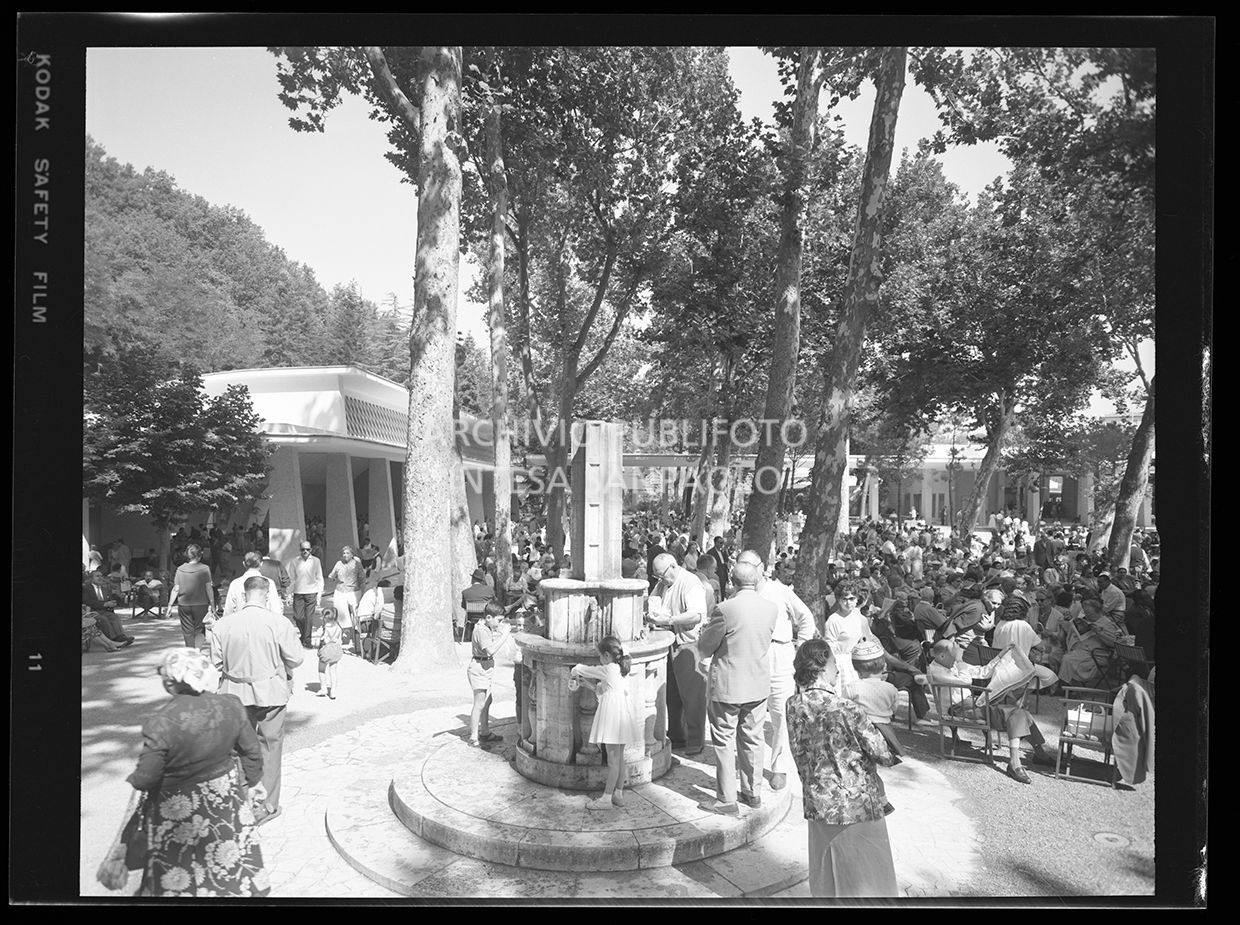 Persone nel parco mentre prendono acqua termale da una fonte<br>29742