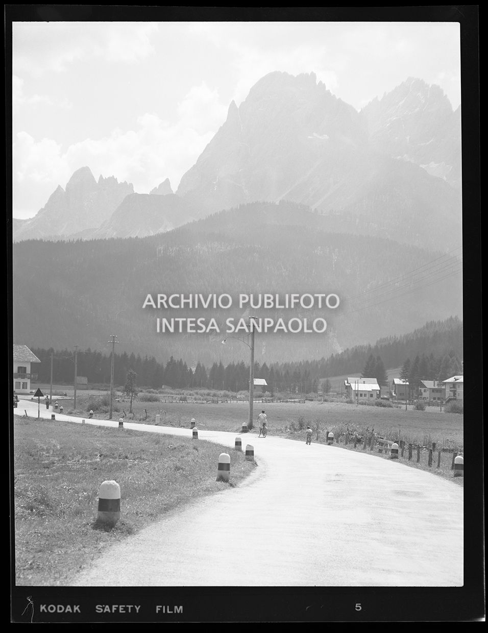 Strada di montagna. In lontananza una donna ed un bambino in bicicletta<br>29876