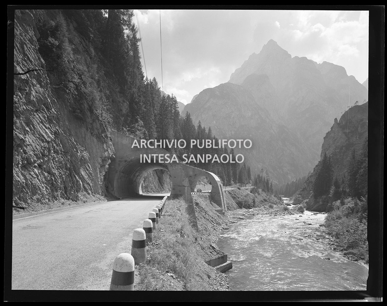 Strada di montagna lungo un fiume<br>29884