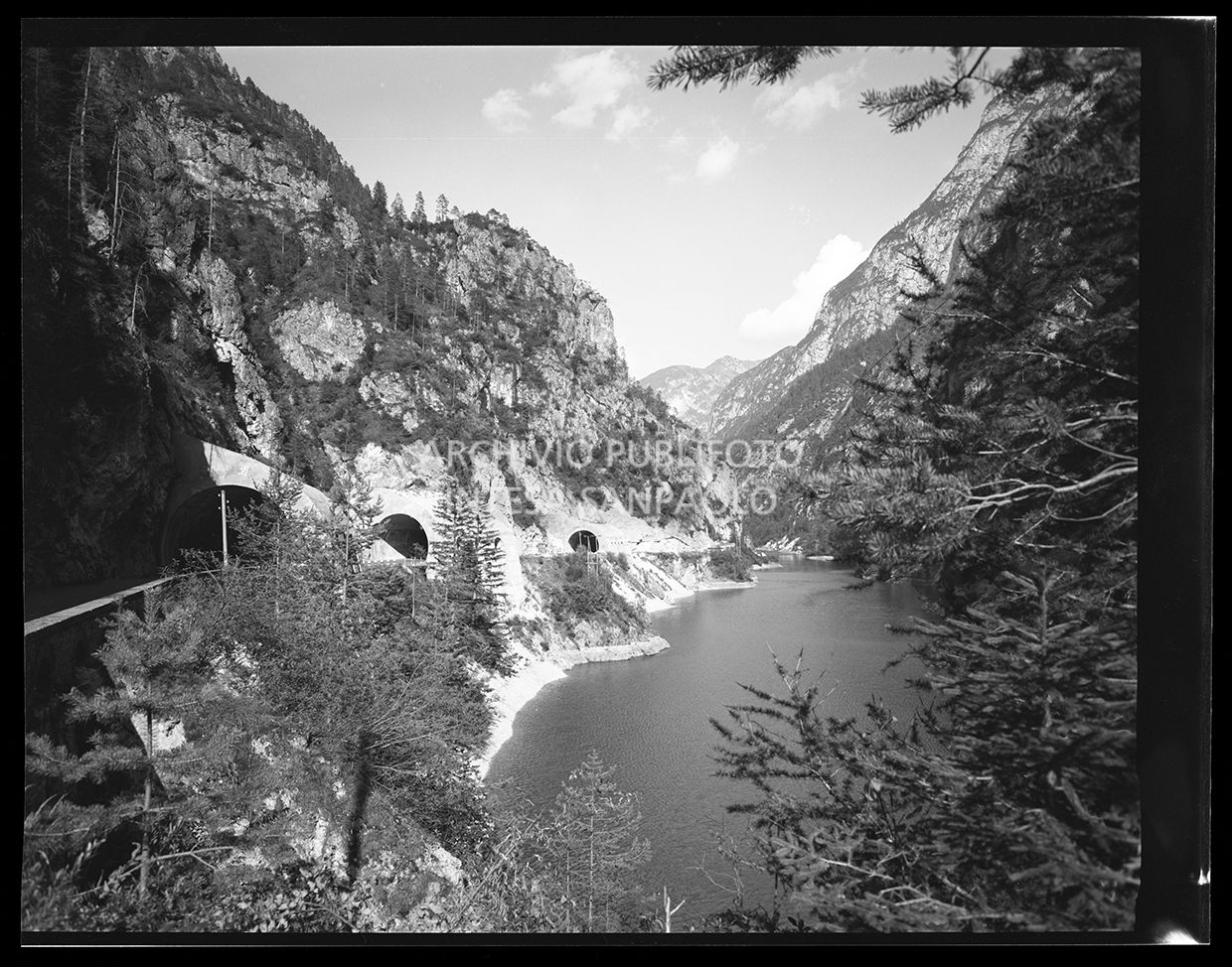 Strada di montagna lungo un fiume<br>29892