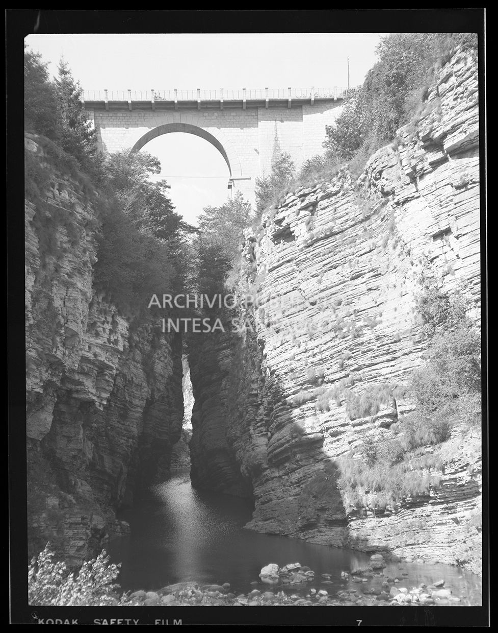 Ponte in muratura ripreso dal letto del fiume<br>29900