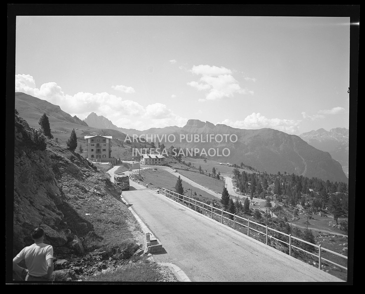 Strada di montagna percorsa da un pullman<br>29909