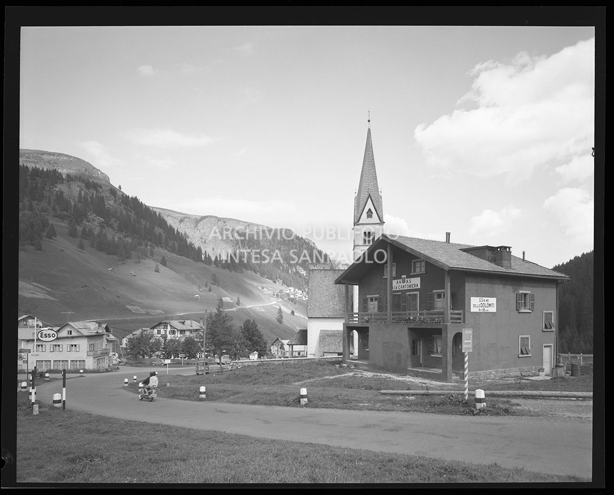 Strada di montagna. Si vede la casa cantoniera dell'Anas con la sua posizione. "SS n. 48 delle Dolomiti km 85"<br>29915