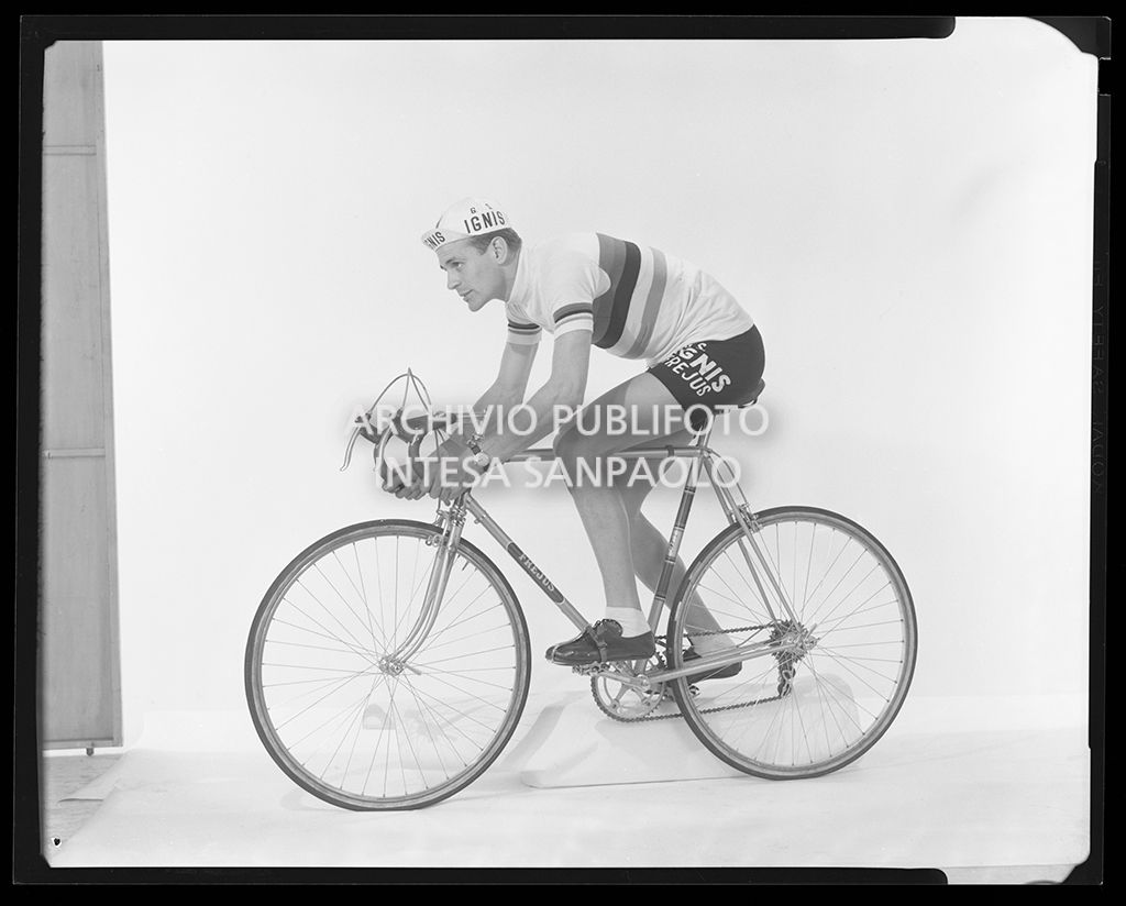 Renato Longo in posa sulla sua bicicletta Frejus<br>31314