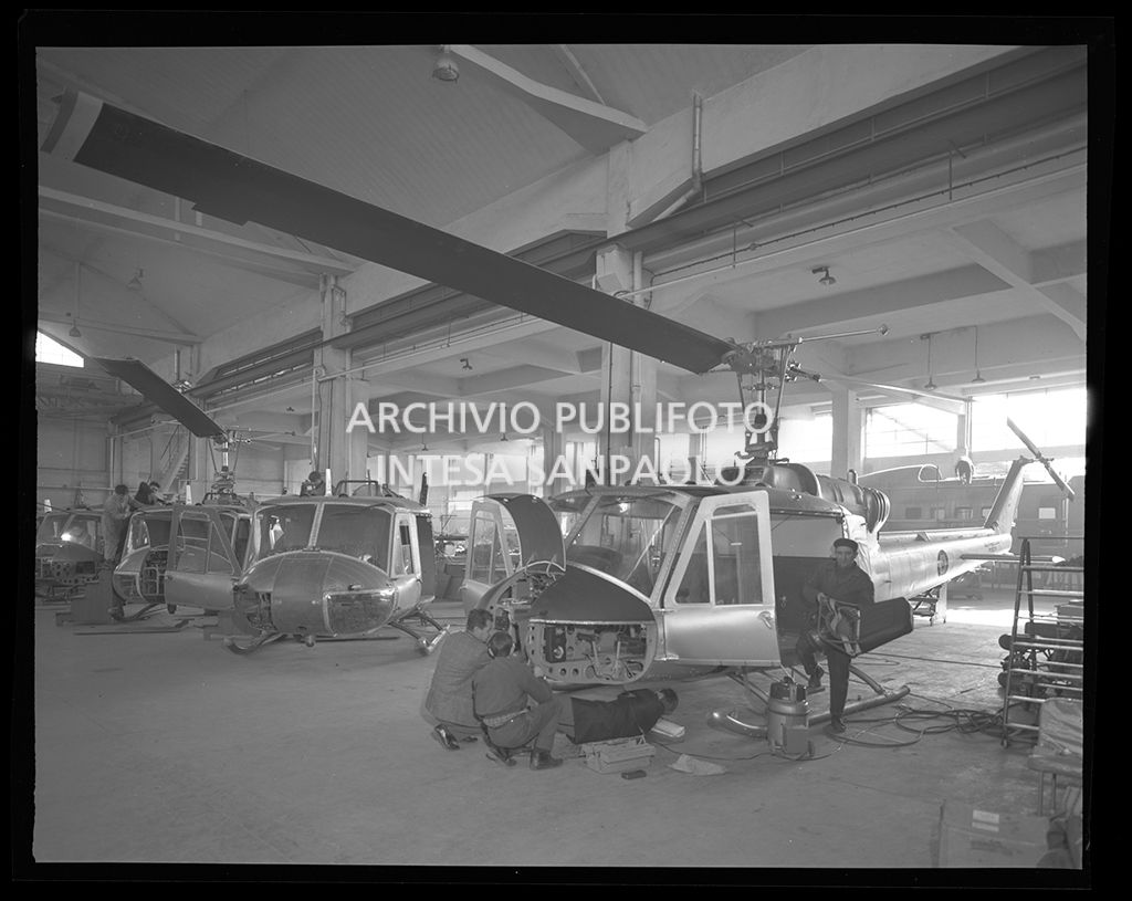 Operai al lavoro nelle Officine Agusta<br>48872