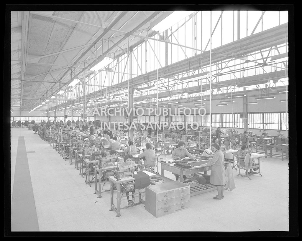 Operaie al lavoro in un'azienda tessile<br>48879