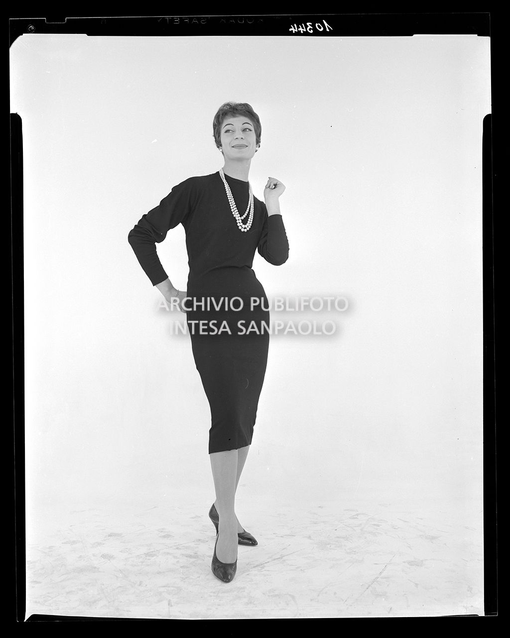 Indossatrice con maglia a maniche lunghe e gonna a tubino sotto il ginocchio<br>10344