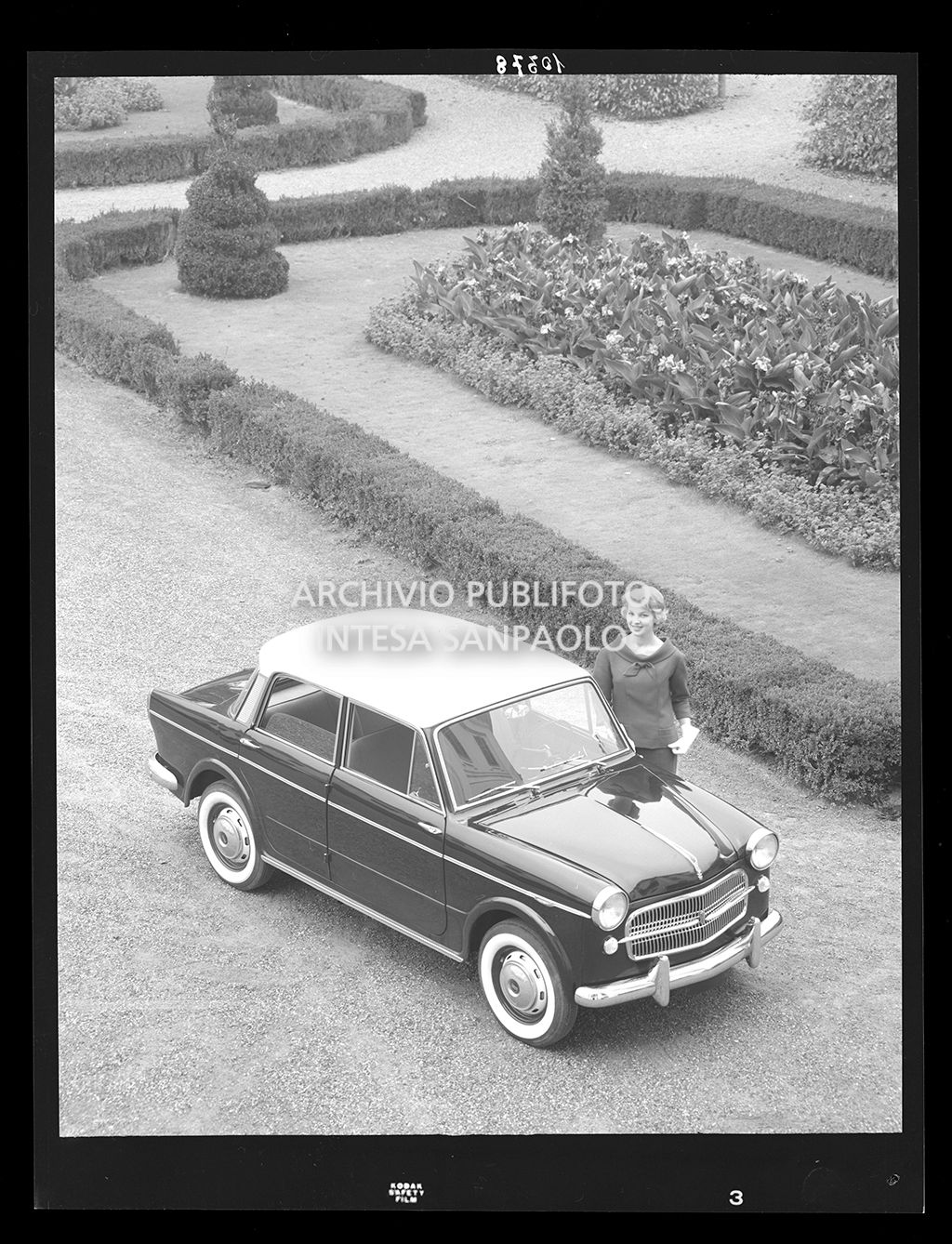 automobile con accanto una donna<br>10378