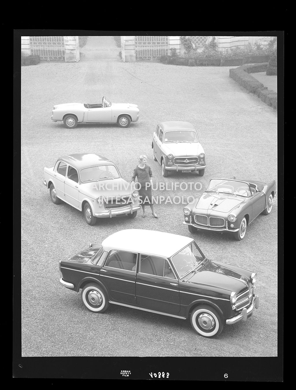 automobili con accanto una donna<br>10383