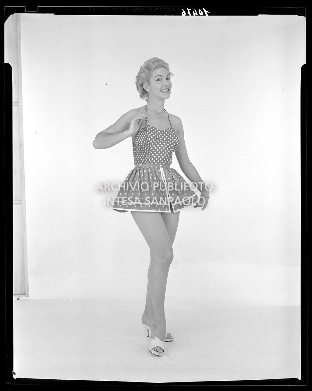 Indossatrice con costume intero a pois con gonna sempre a pois<br>10476