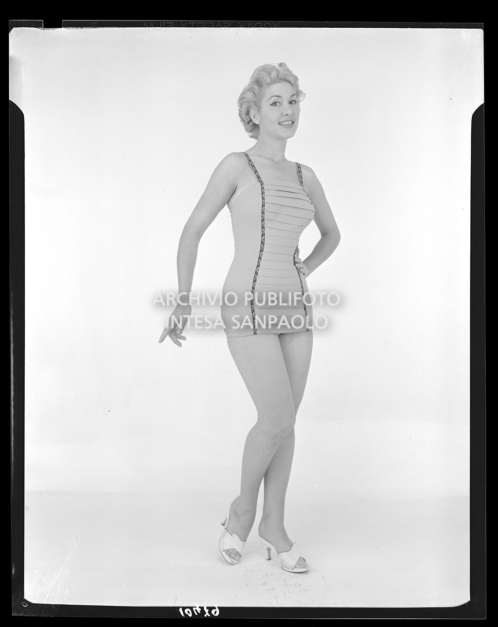 Indossatrice con costume intero<br>10479