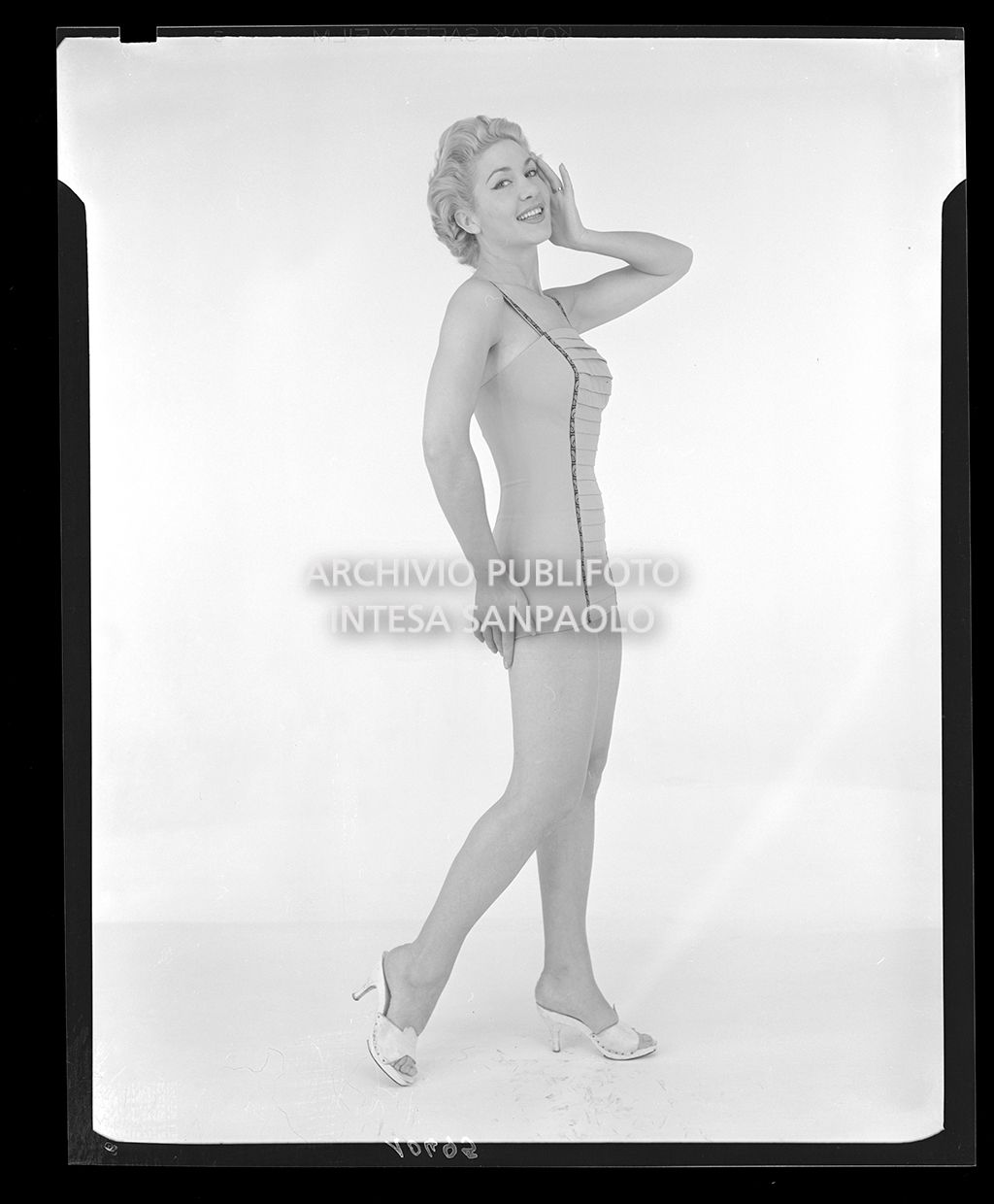 Stessa indossatrice e costume dello scatto 10479<br>10495