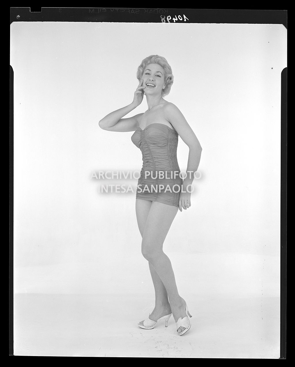 Indossatrice con costume intero<br>10498