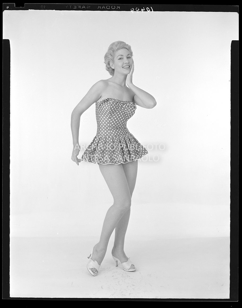 Indossatrice con costume intero a pois con gonna<br>10499