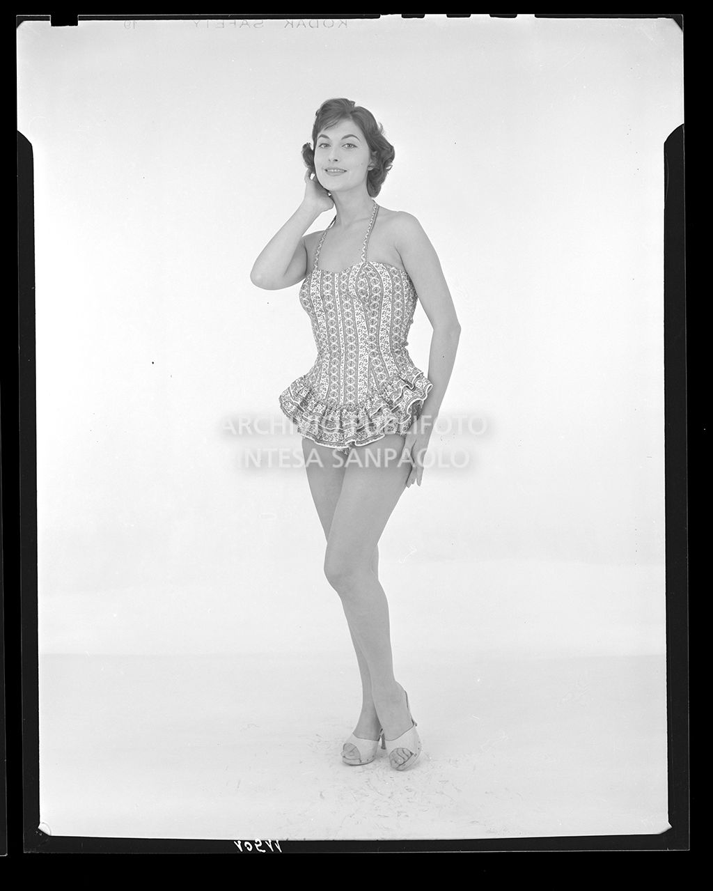 Indossatrice con costume intero con ruches<br>10511