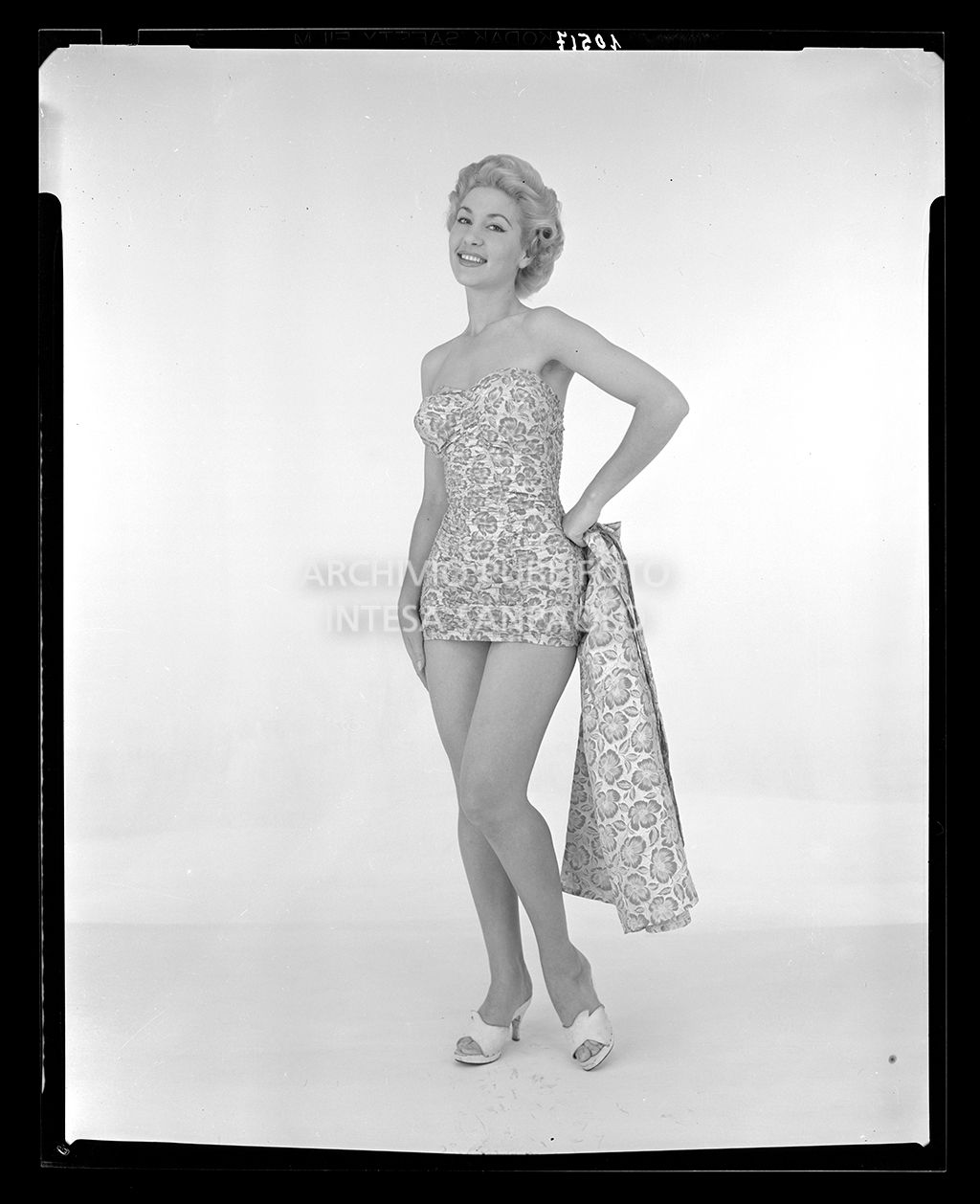 Indossatrice con costume intero a fiori<br>10517