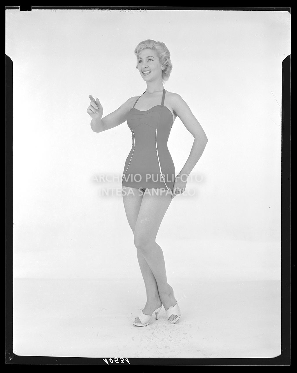 Indossatrice con costume intero<br>10531