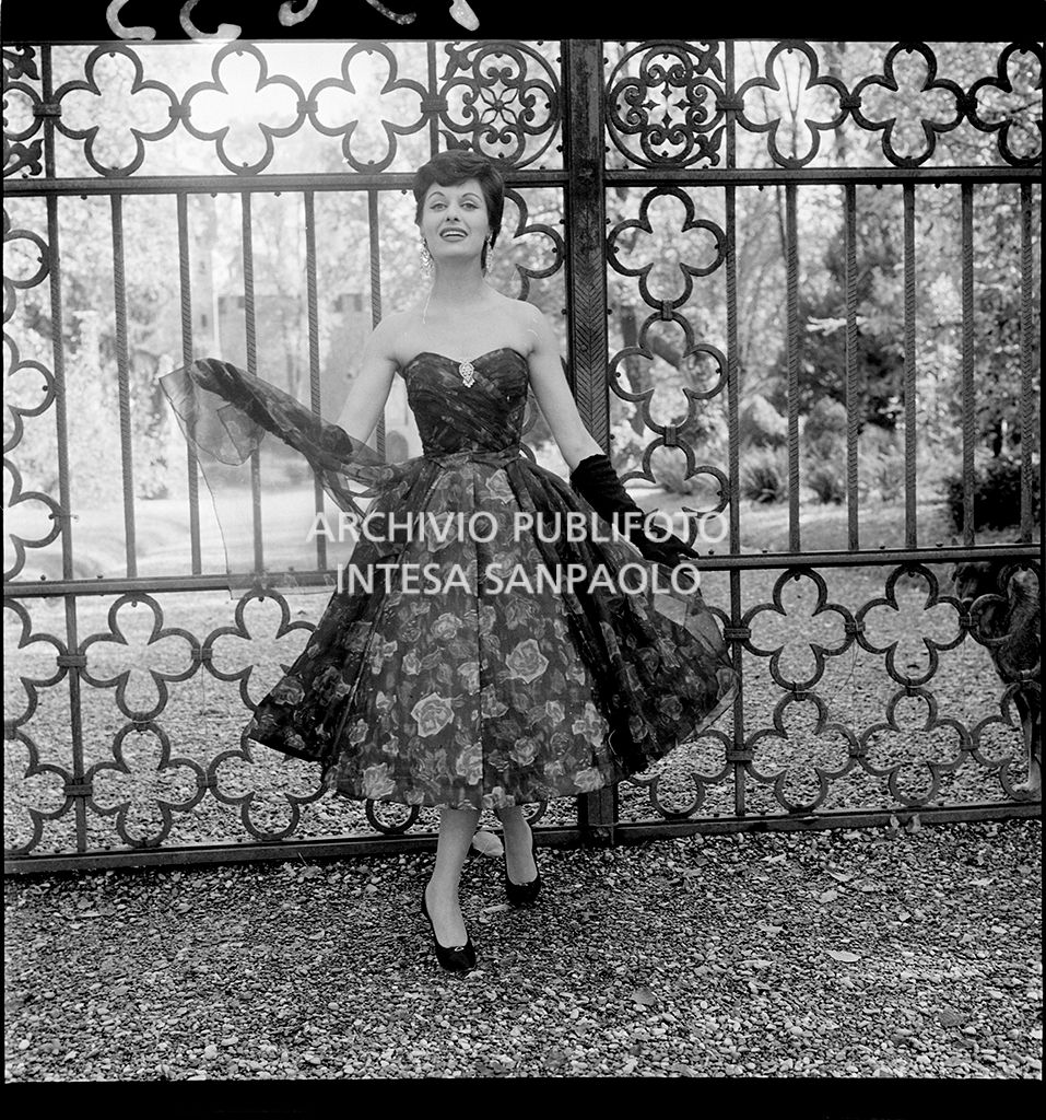 Indossatrice con abito ampio senza spalline e guanti<br>10633