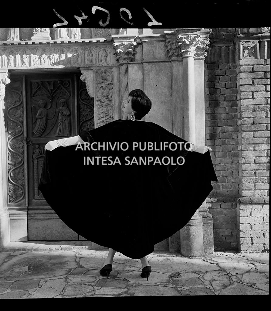 Indossatrice di spalle con soprabito e guanti<br>10642