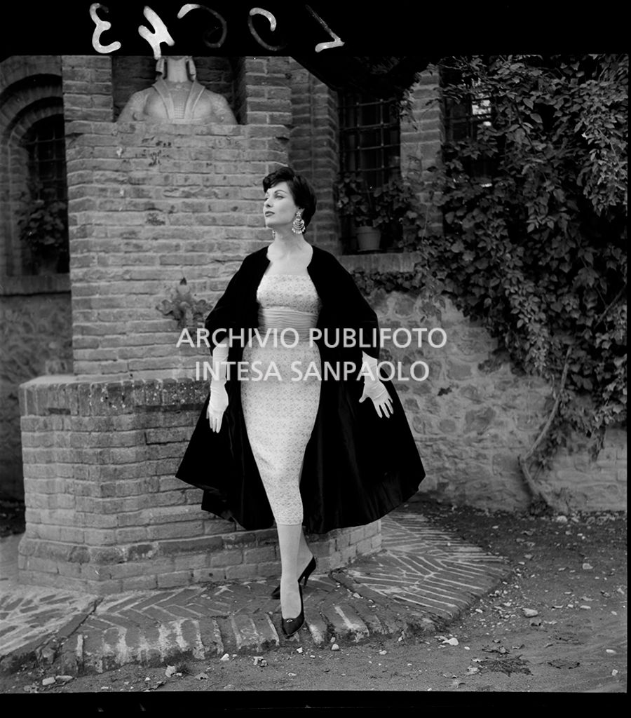 Indossatrice con tubino, soprabito e guanti (stesso abito dello scatto 10642)<br>10643