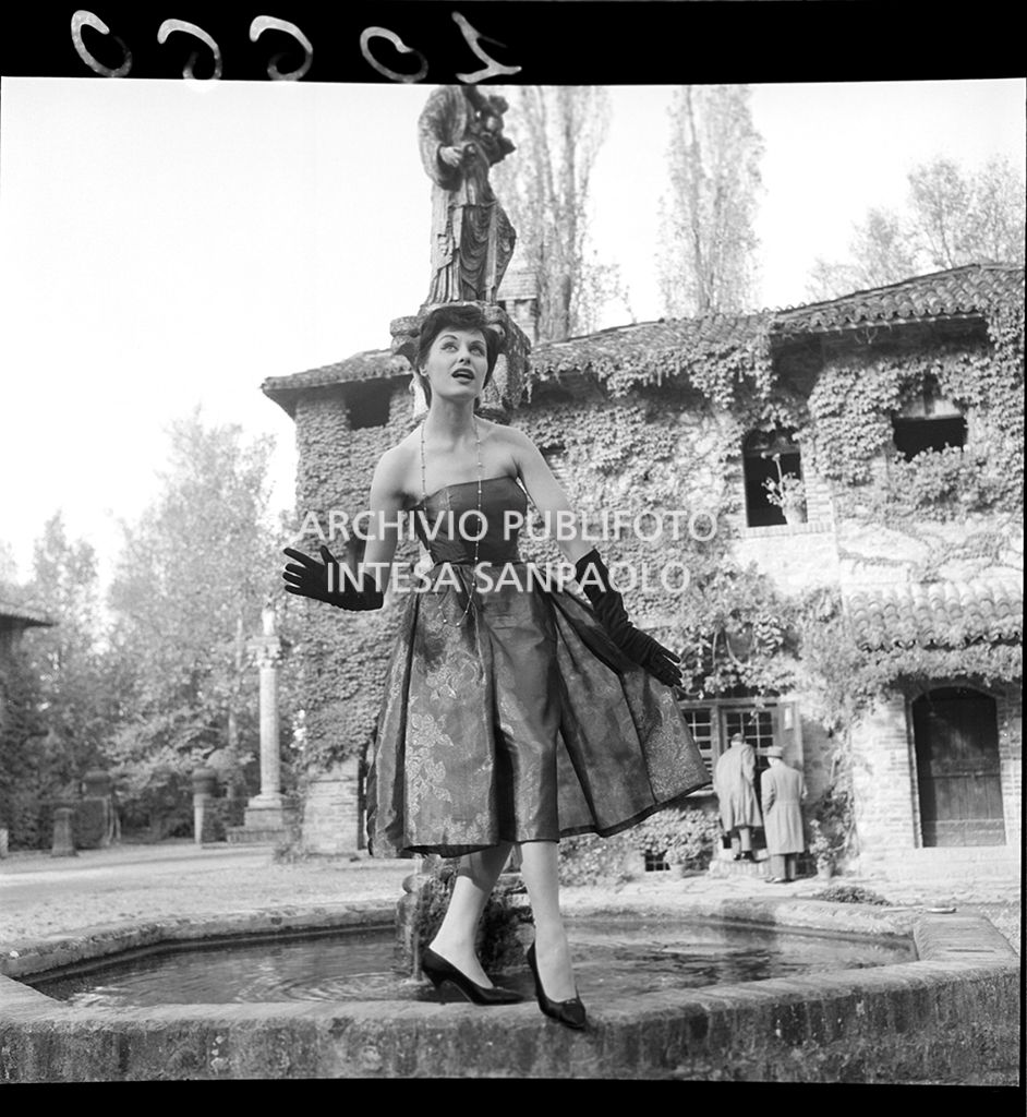 Indossatrice abito ampio senza spalline e guanti<br>10660