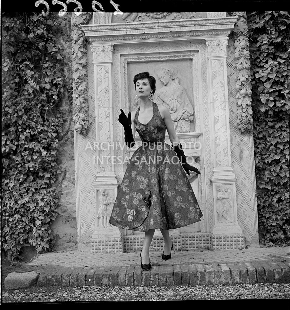 Indossatrice abito fiorato ampio con scollo all'americana e guanti<br>10666