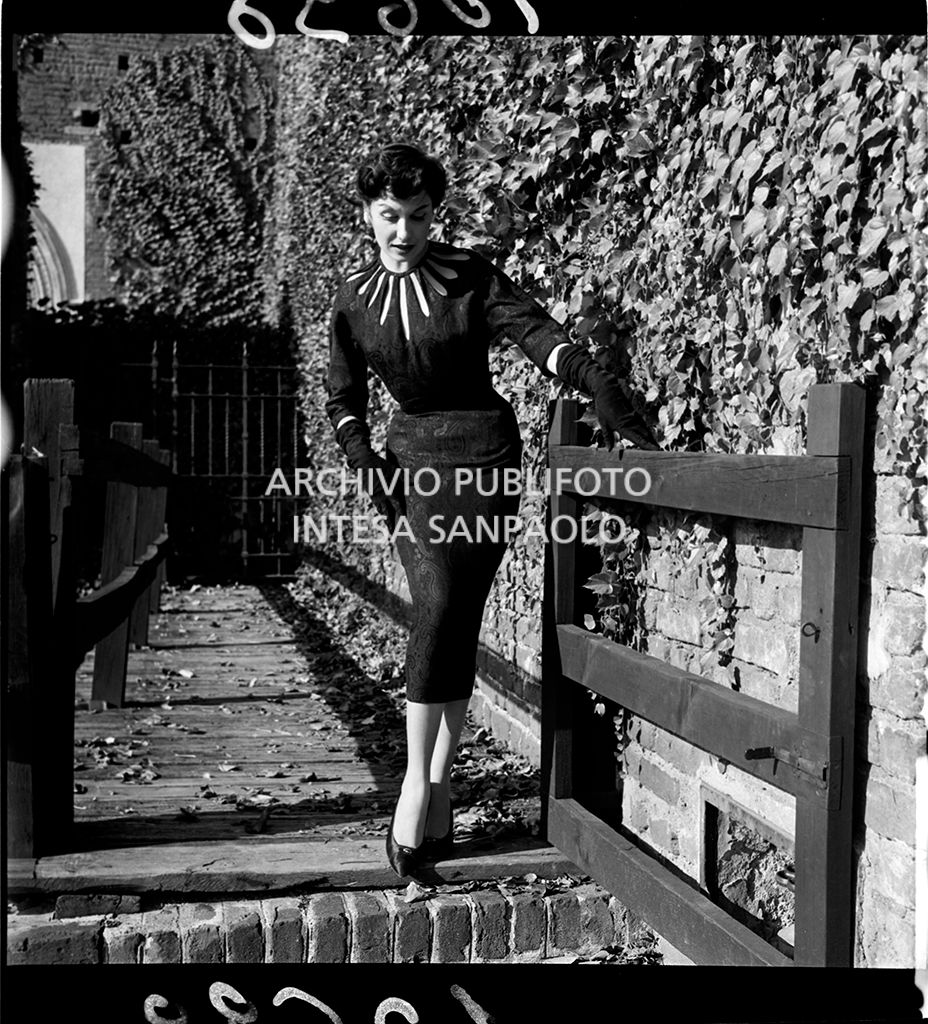 Indossatrice con tubino e guanti al Castello Sforzesco<br>10698