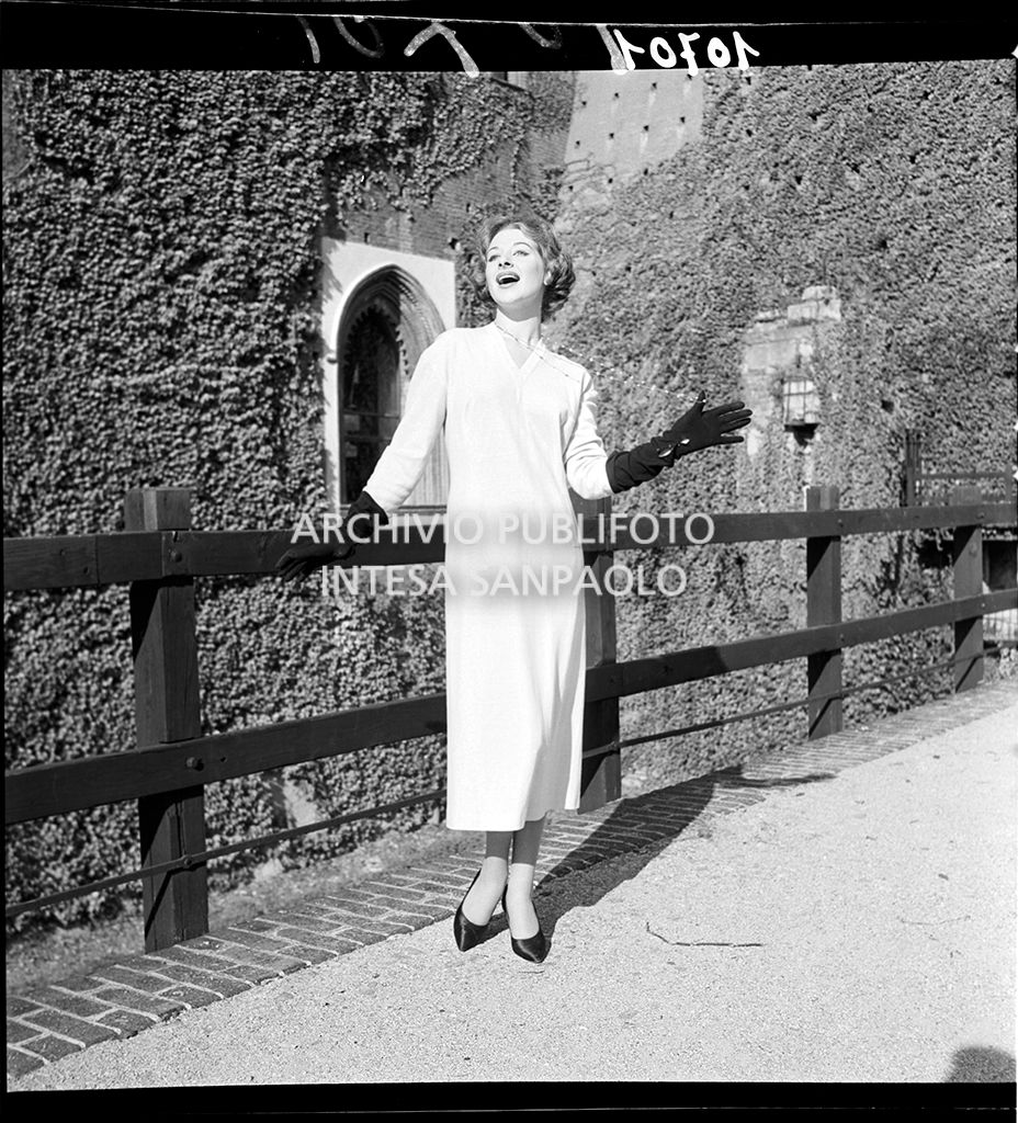 Indossatrice con abito lungo e guanti al Castello Sforzesco<br>10701