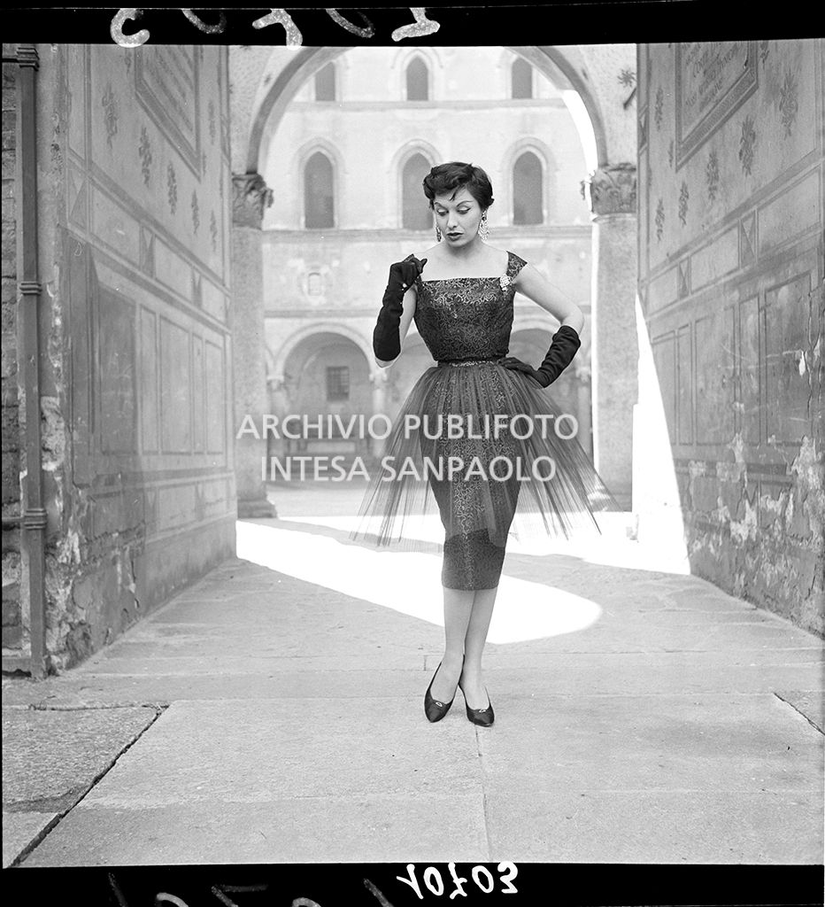 Stessa indossatrice ed abito dello scatto 10703<br>10703