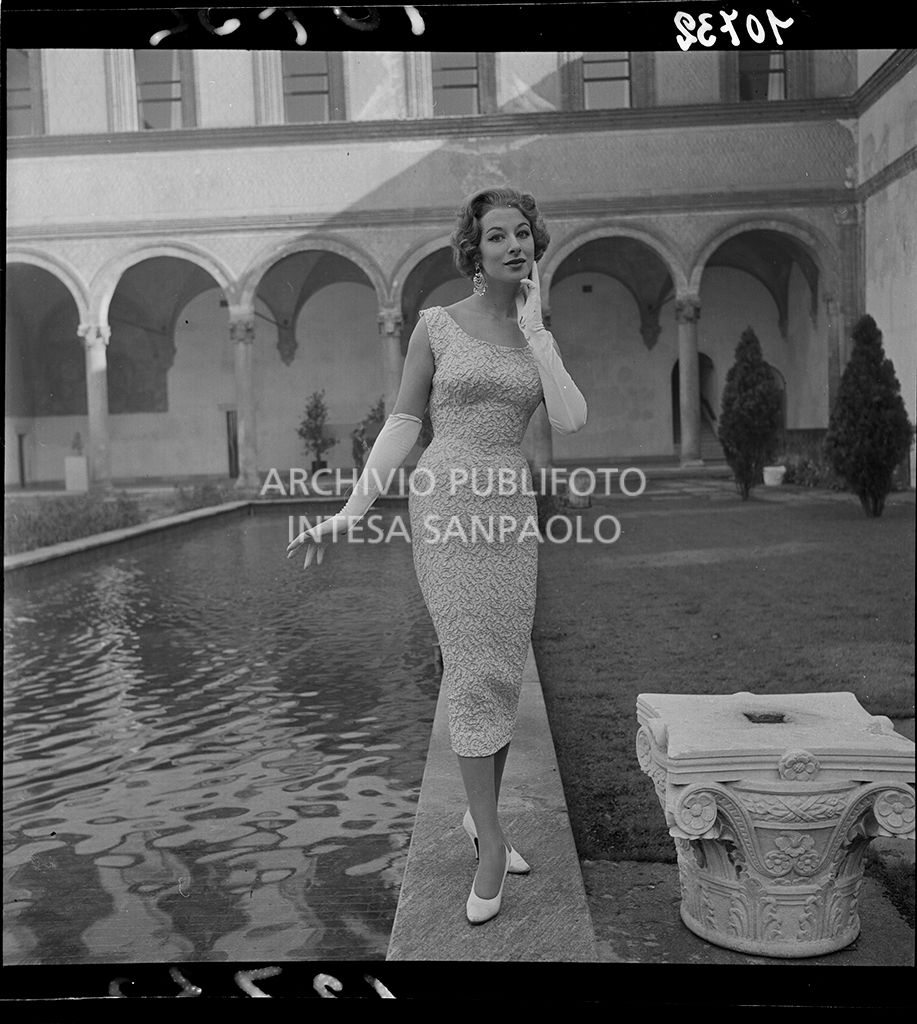 Indossatrice con abito a tubino e guanti al Castello Sforzesco<br>10732