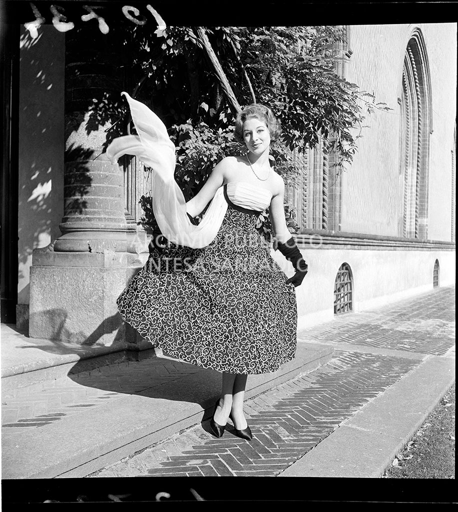 Indossatrice con abito ampio al vento e guanti al Castello Sforzesco<br>10734