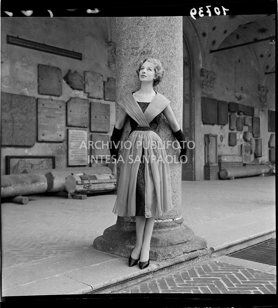 Indossatrice con abito a tubino con foulard incrociato sul petto e guanti al Castello Sforzesco<br>10739