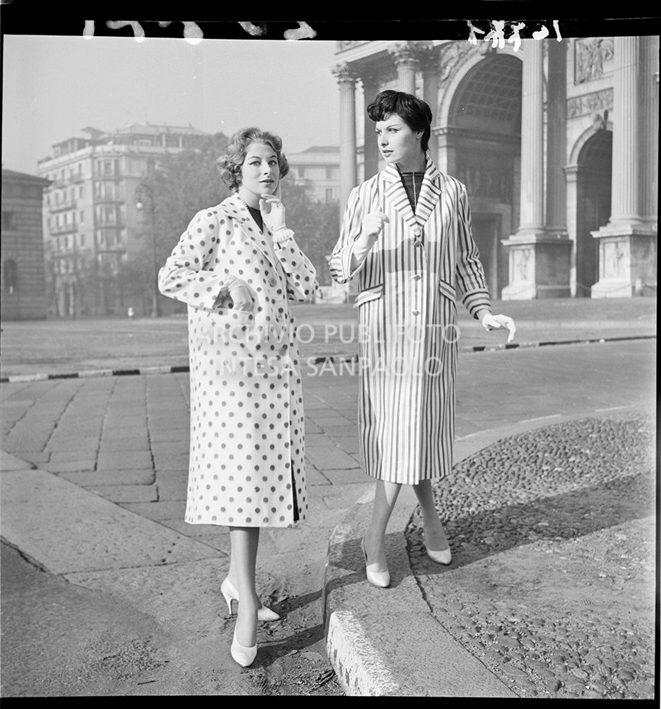 Due indossatrici con soprabito, uno a pois, uno a righe davanti all'Arco della Pace<br>10771