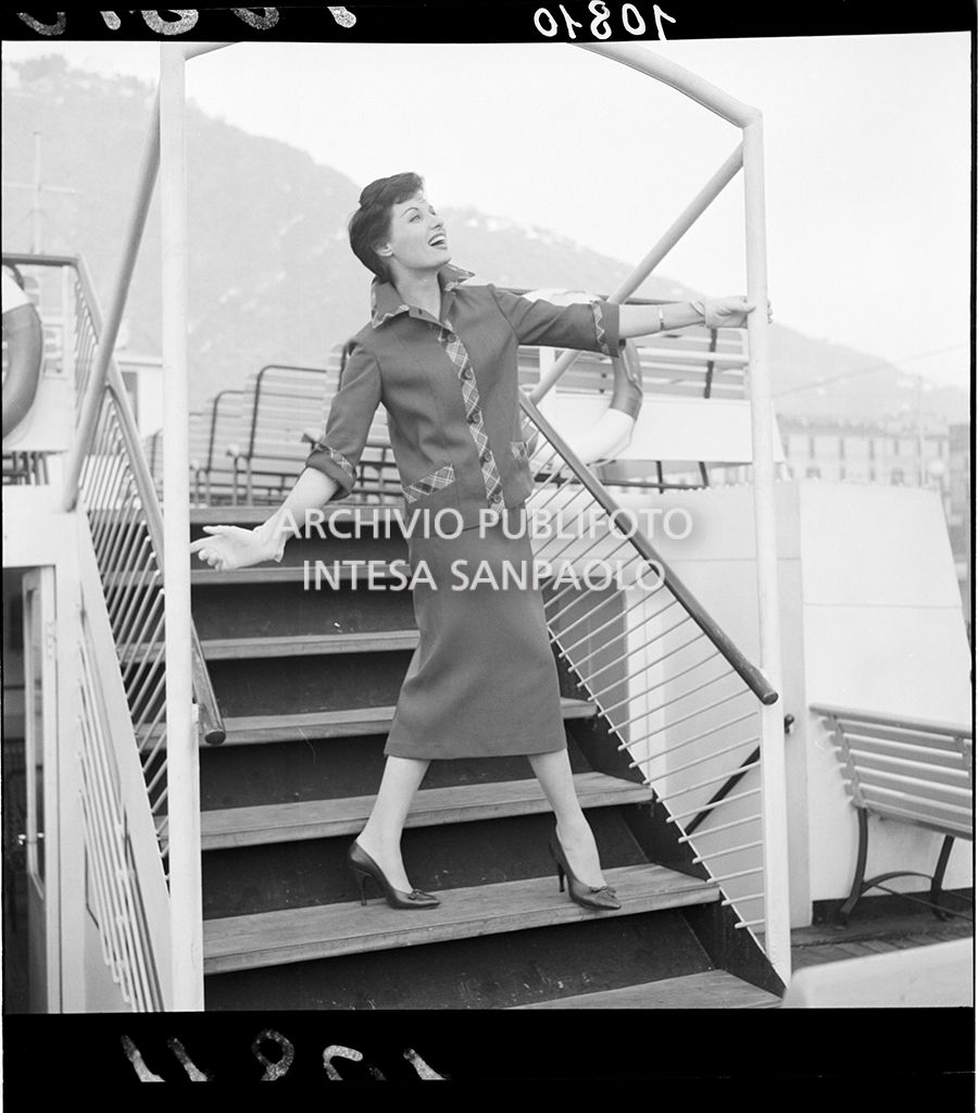 Indossatrice con tailleur mentre scende da un battello<br>10810