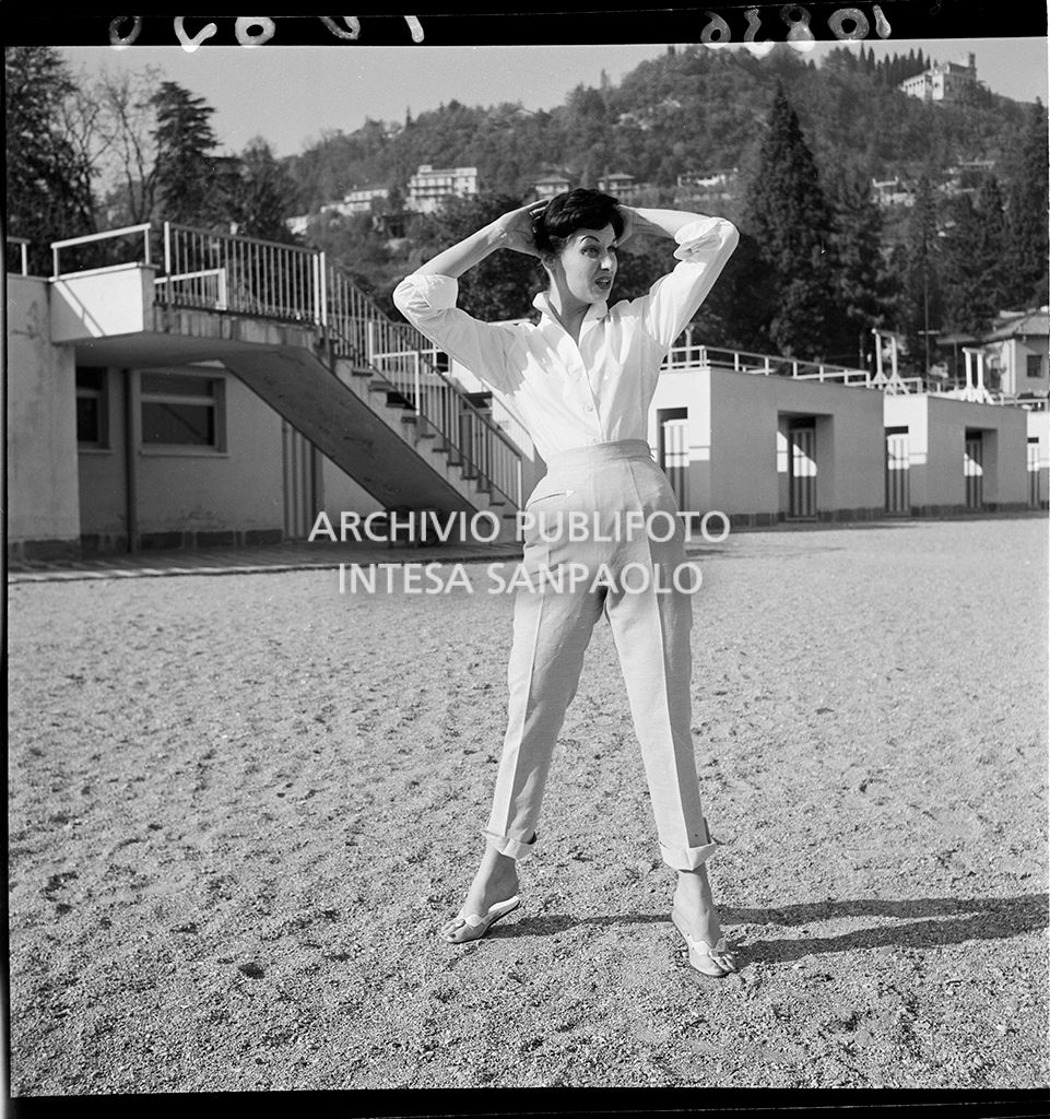 Indossatrice con tuta su una spiaggia<br>10836