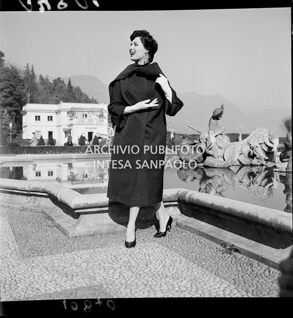 Indossatrice con soprabito e sciarpa<br>10840