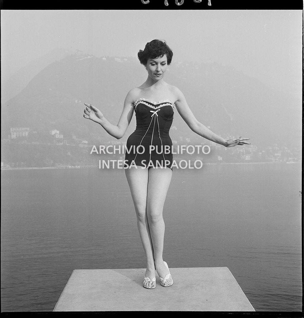 Indossatrice con costume da bagno intero in riva al lago<br>10879