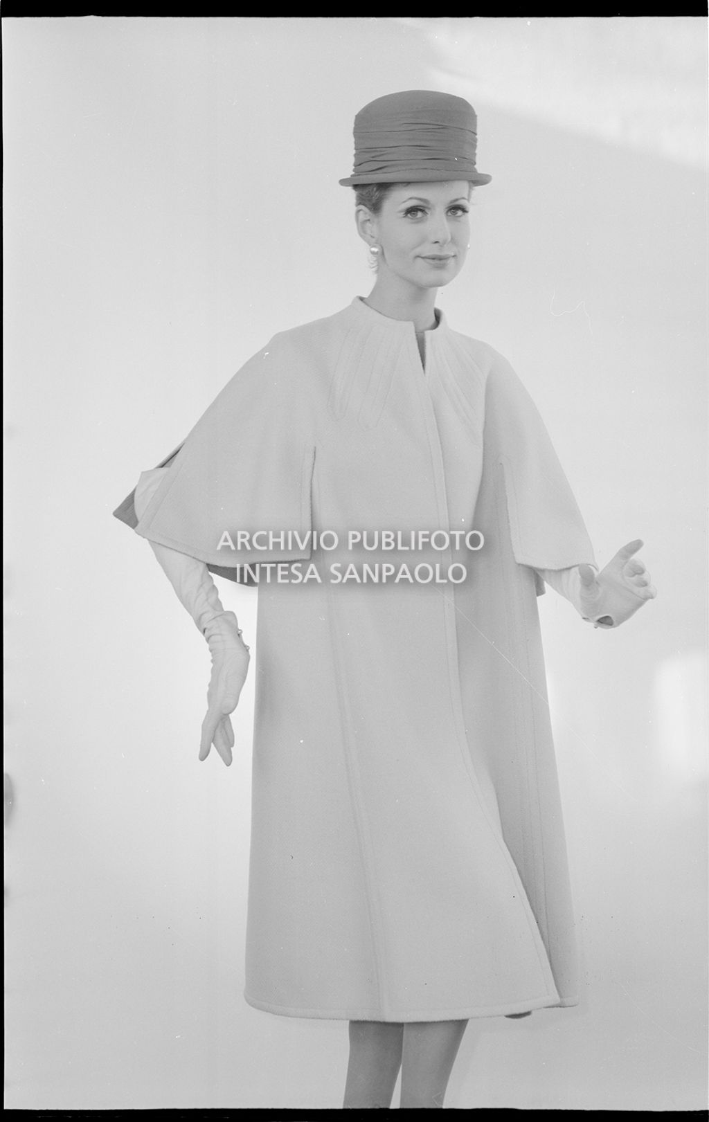 Indossatrice con maglia, gonna, soprabito, guanti e cappello<br>10898