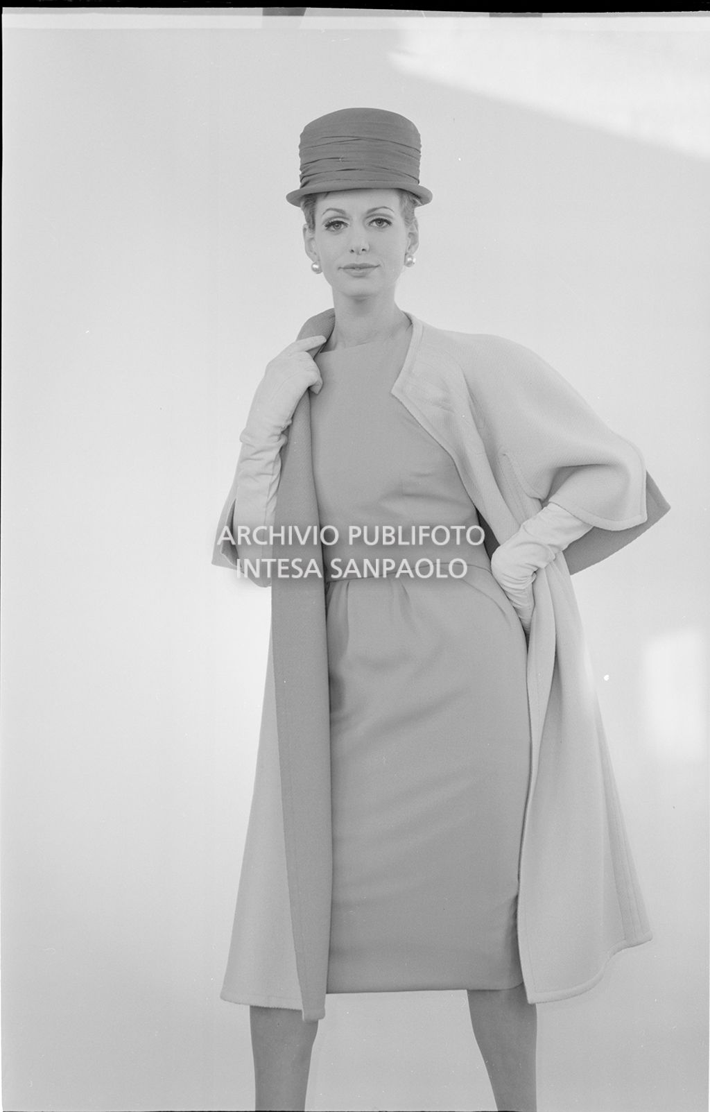 Stessa indossatrice ed abito dello scatto 10898<br>10898 bis