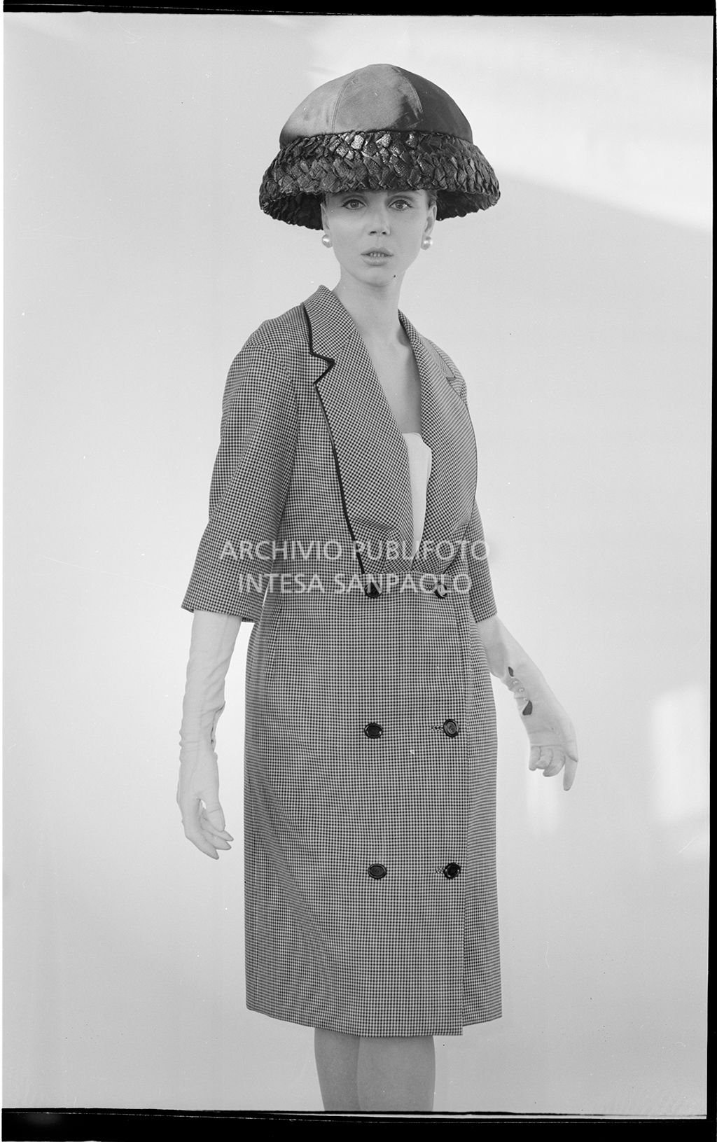 Indossatrice con soprabito, guanti e cappello<br>10899