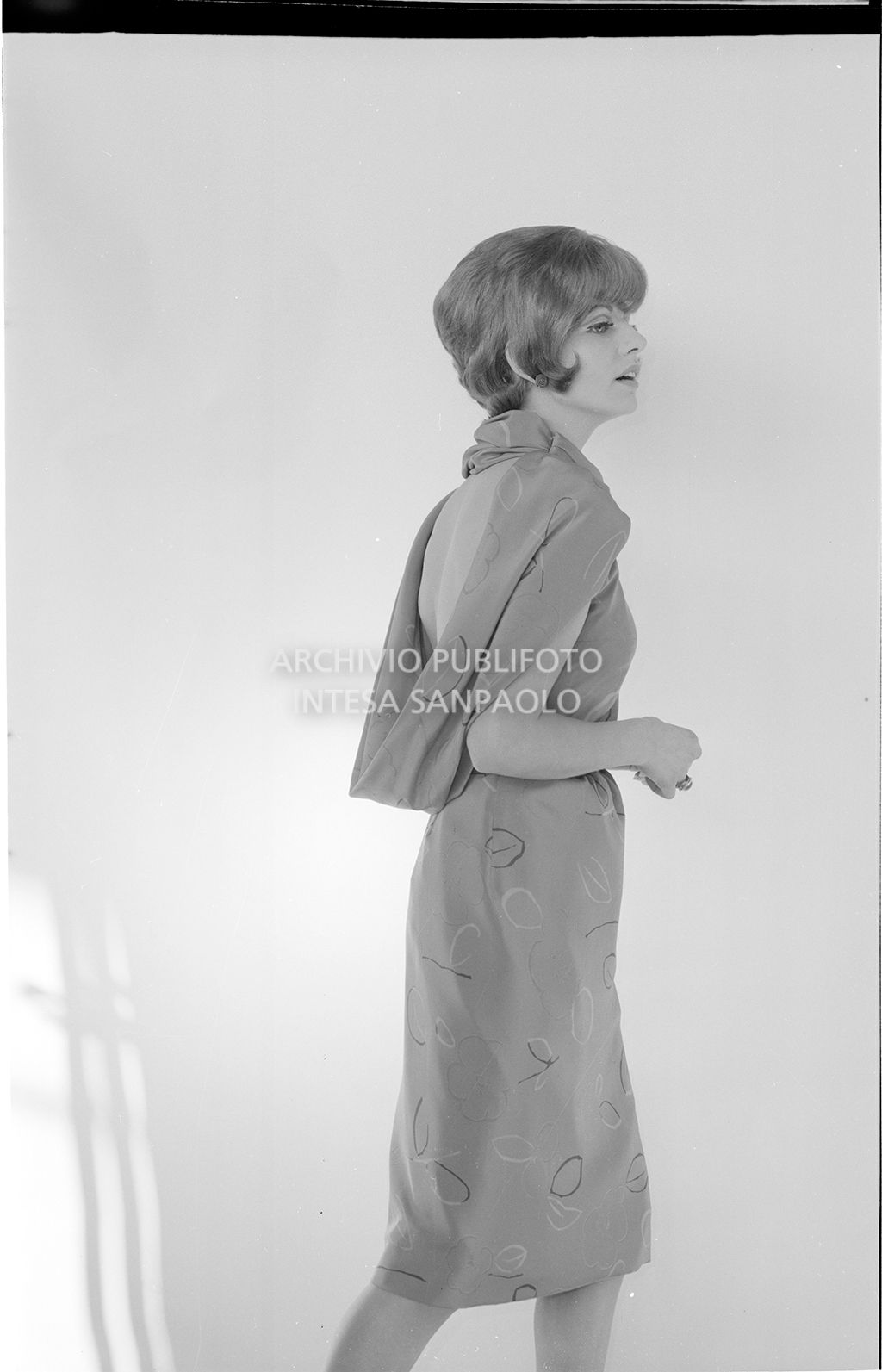 Indossatrice con abito scollato sulla schiena<br>10900