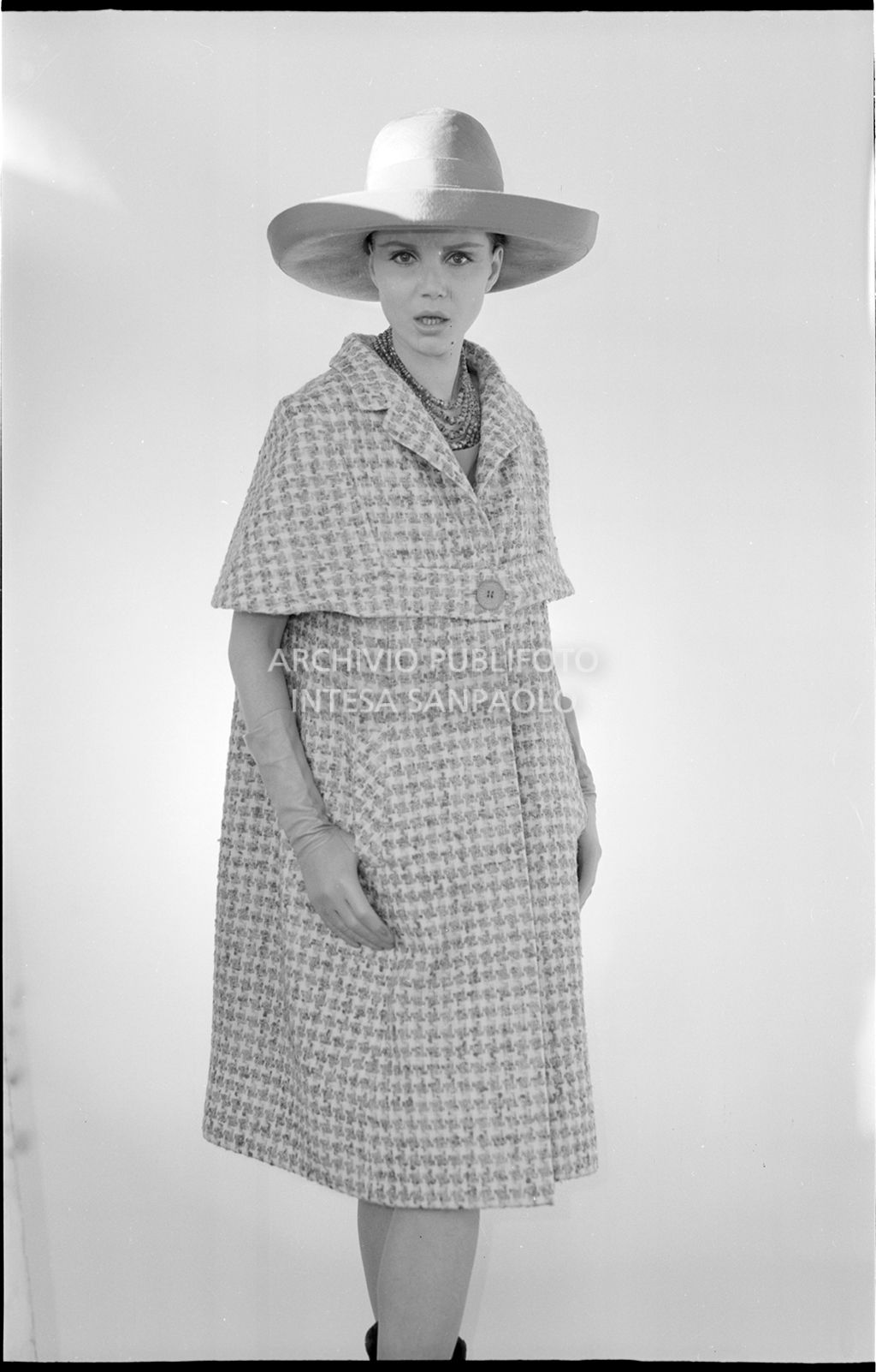 Indossatrice con cappotto pied de poule, guanti e cappello<br>10901