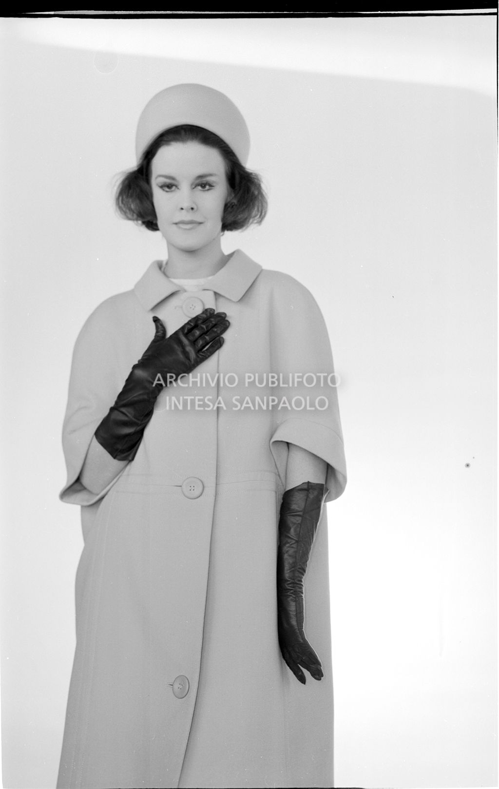 Indossatrice con cappotto, guanti e cappello<br>10902