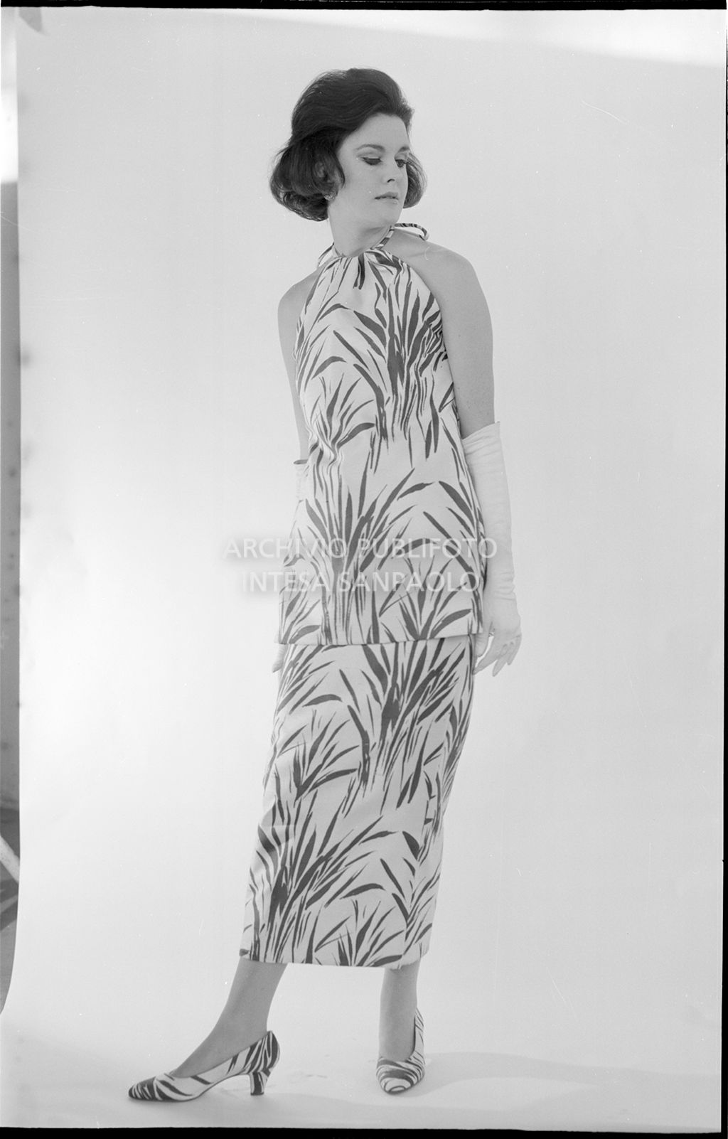 Indossatrice con abito floreale, décolleté abbinate e guanti<br>10903