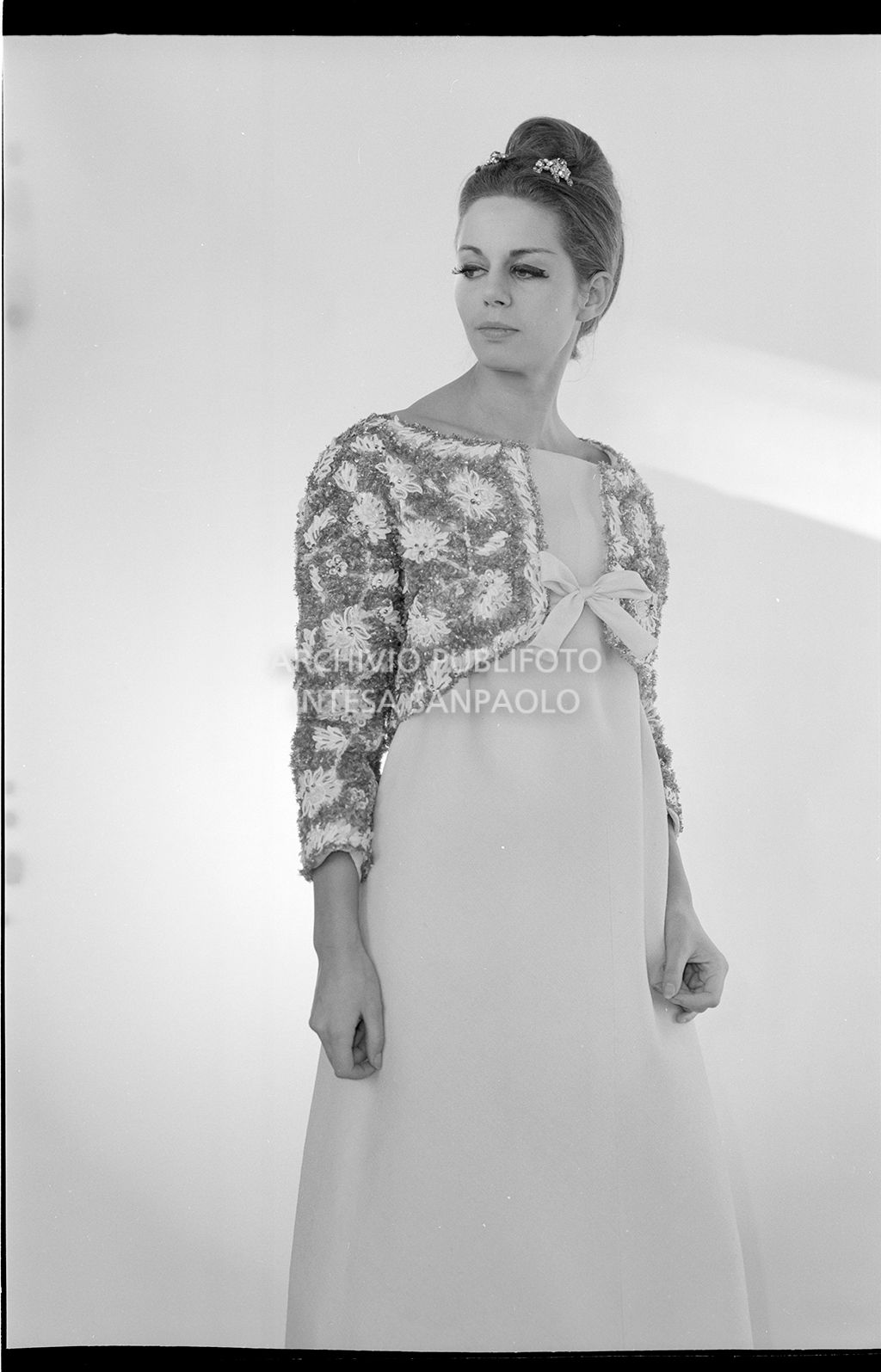 Indossatrice con abito e maglioncino fiorato<br>10906