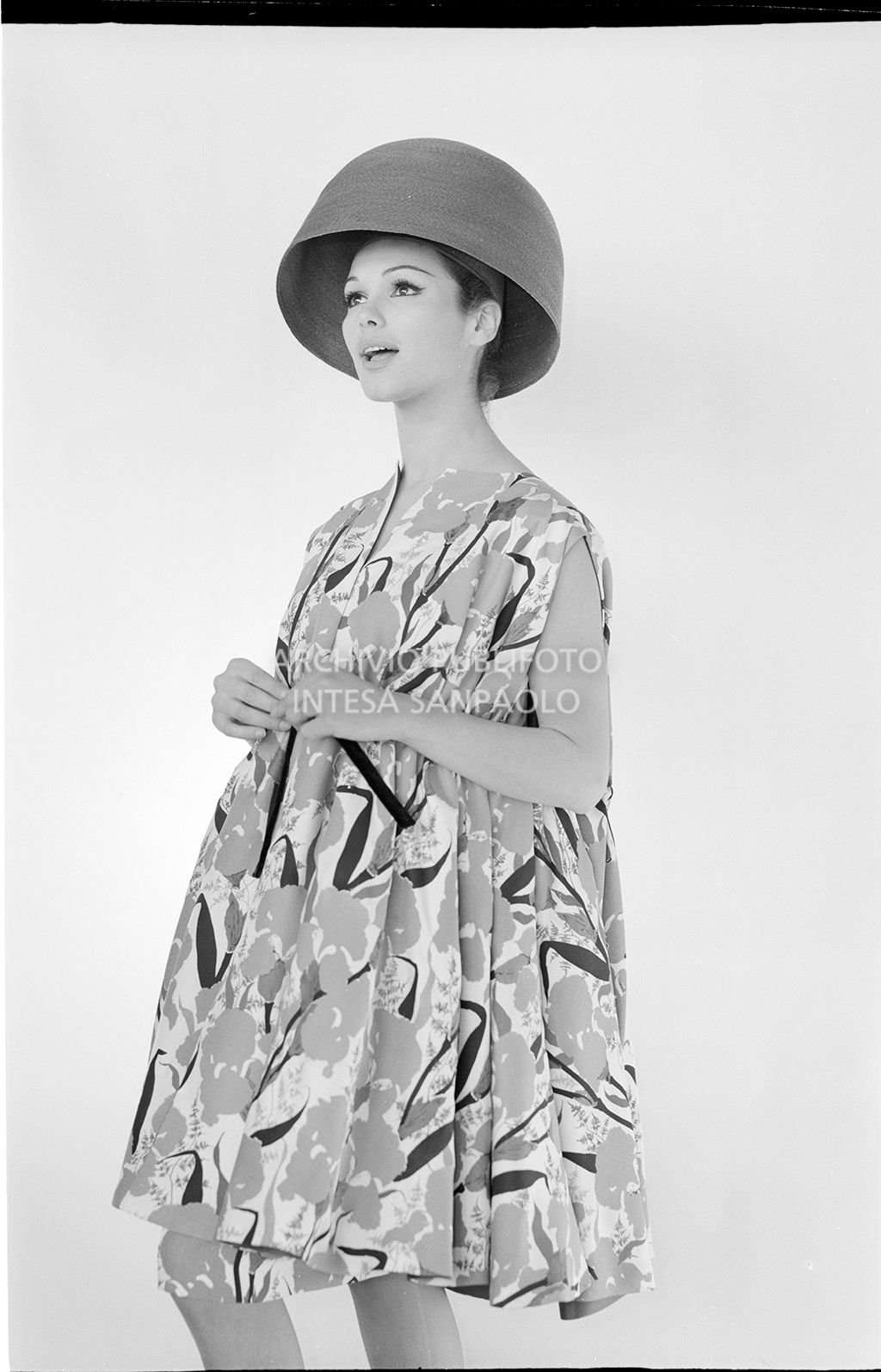 Indossatrice con abito ampio a fiori e cappello<br>10909