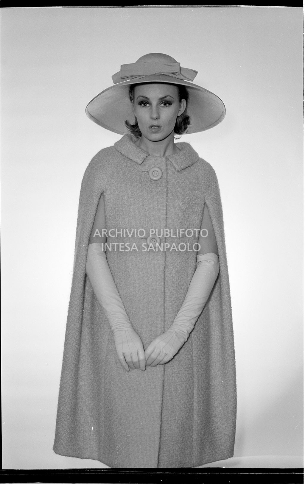 Indossatrice con cappotto, guanti e cappello<br>10910