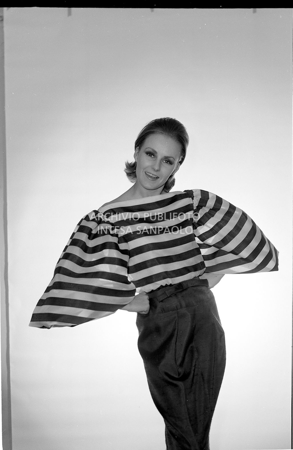 Indossatrice con camicia a righe con maniche ampie e gonna a tubino<br>10911