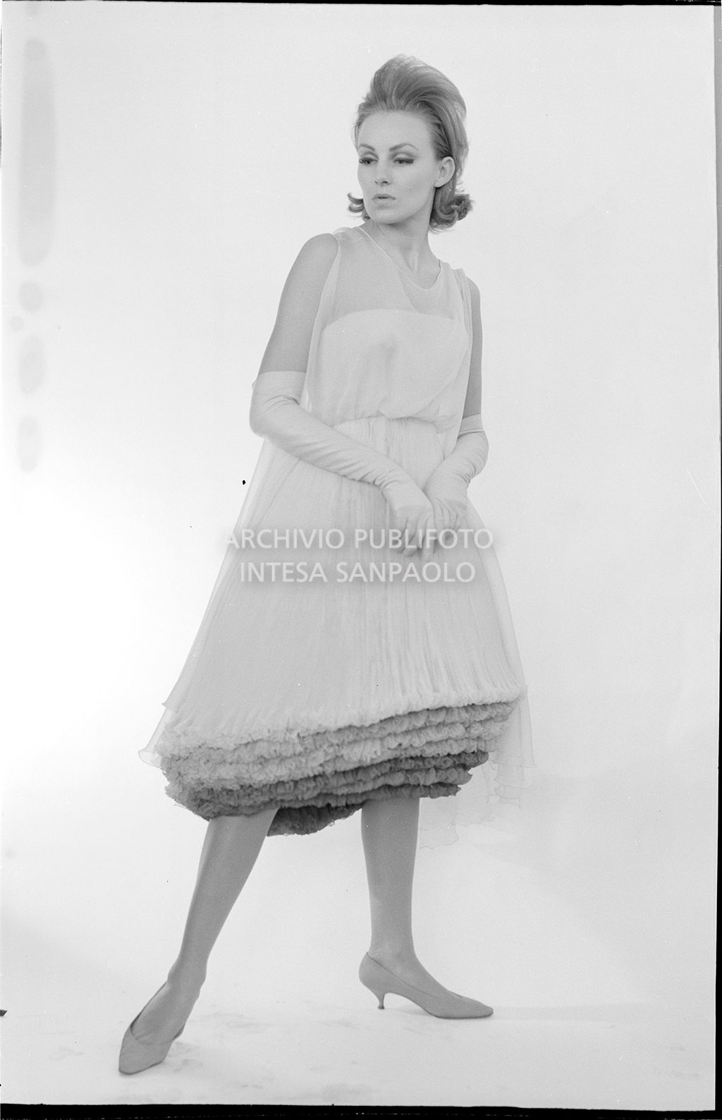 Indossatrice con abito e guanti<br>10912