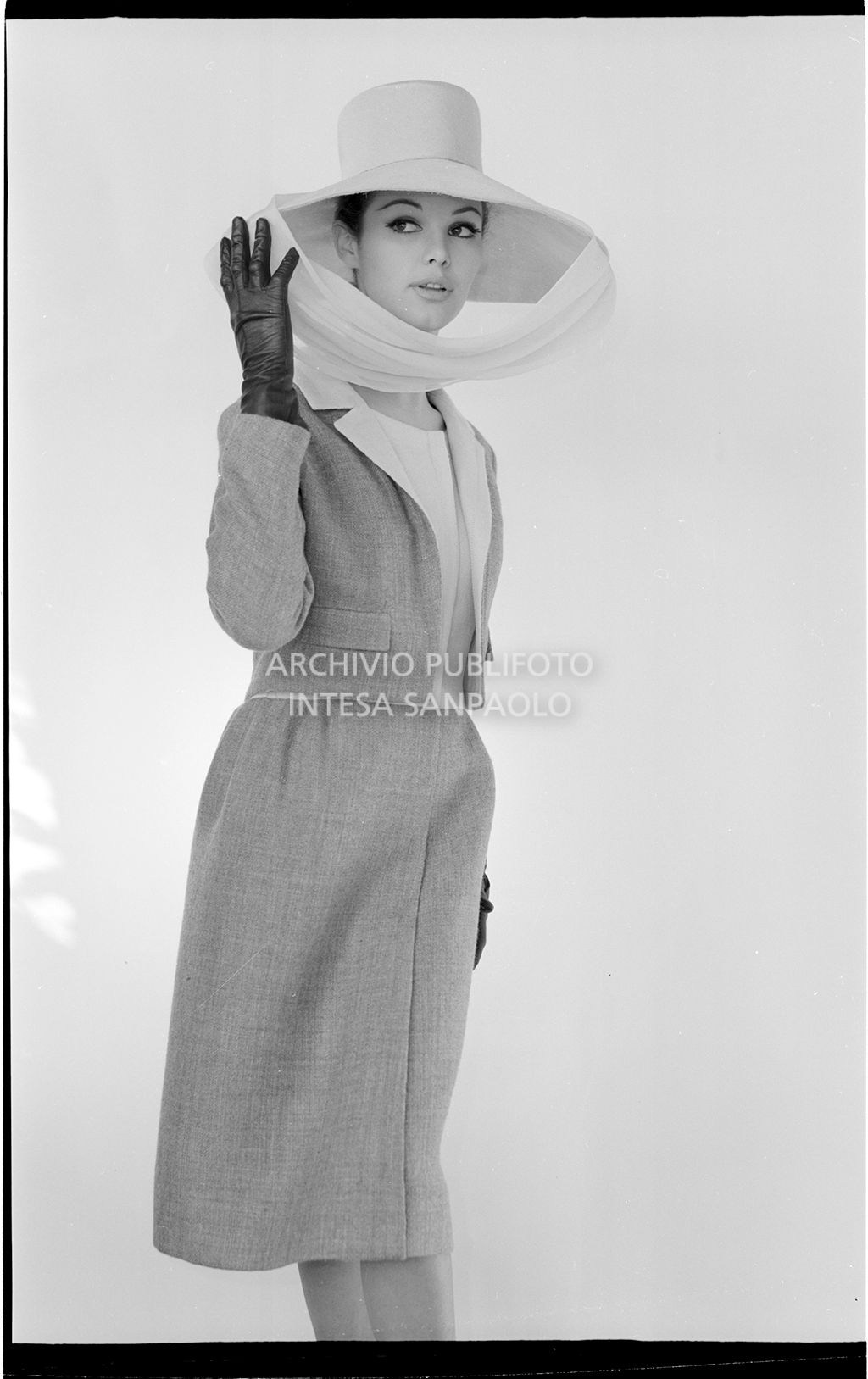 Indossatrice con tailleur senza maniche, guanti e cappello<br>10916